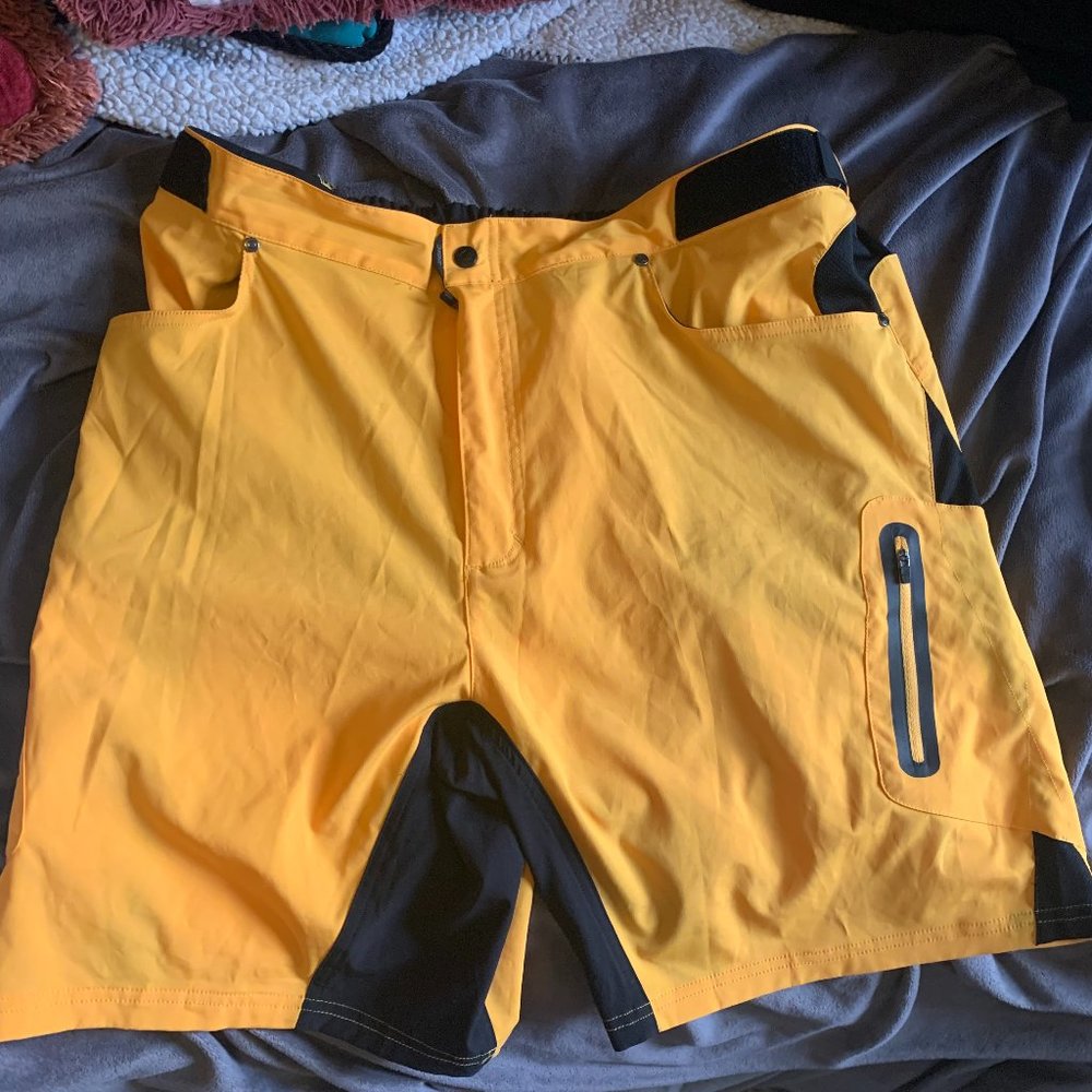 Zoic mountain bike shorts, size 3xl, great cond.velcro waist, many pockets